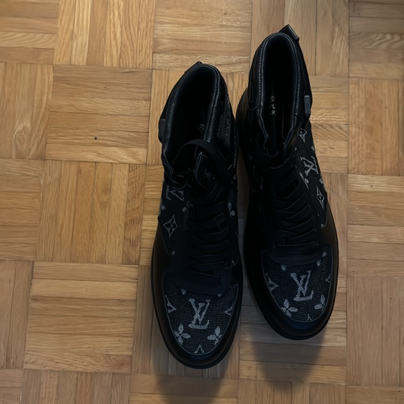 New Louis Vuitton Sneakers Size 11 CAN/US Men’s - Picture 3 of 3